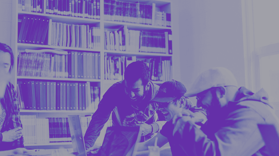 Pessoa deitada em um sofá mexendo no computador