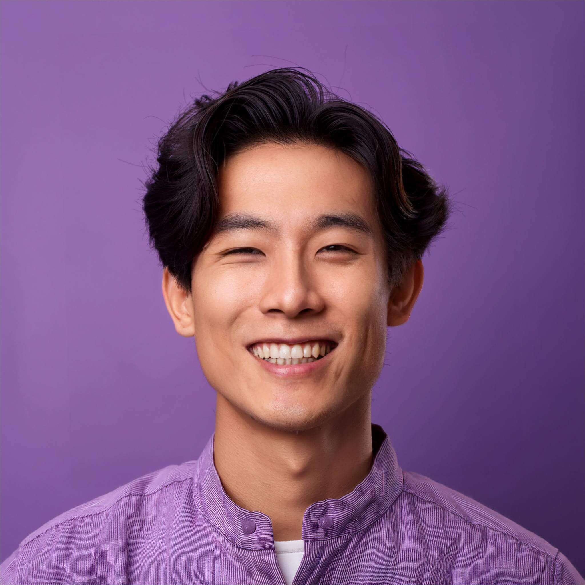 Pessoa deitada em um sofá mexendo no computador