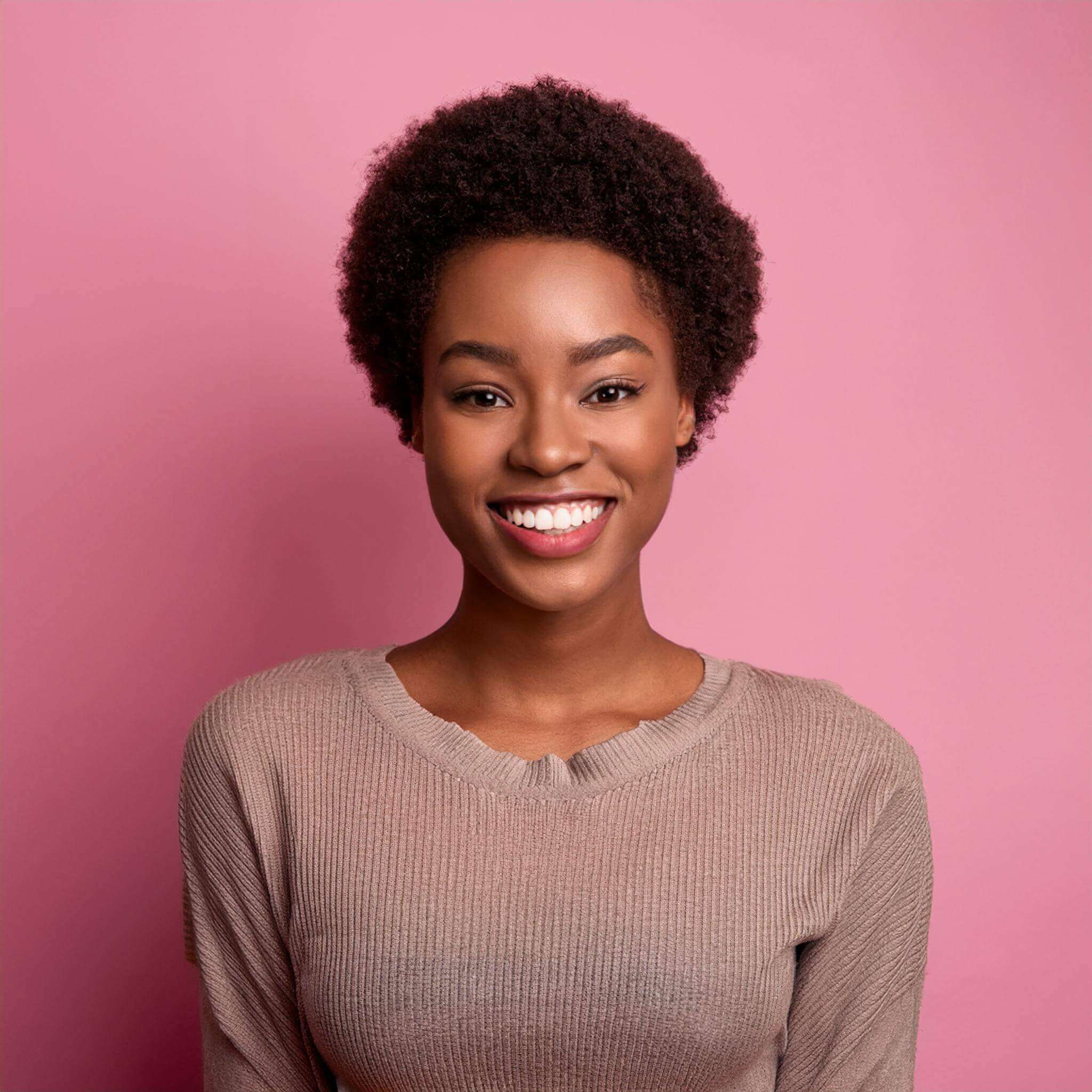 Pessoa deitada em um sofá mexendo no computador